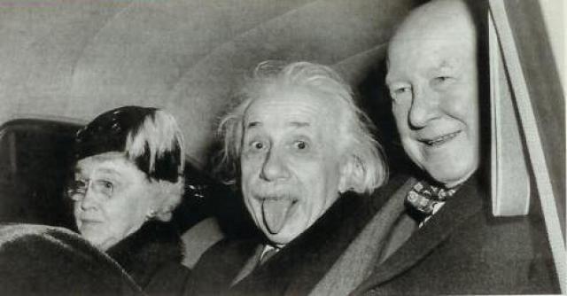 Полная версия фото Энштейна в высунутым языком