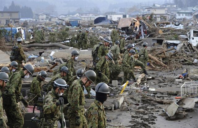Японские спасатели ищут тех, кто еще мог бы остаться в живых